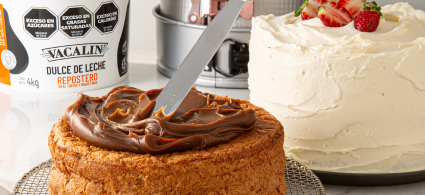 Torta de dulce de lecha, crema y frutillas